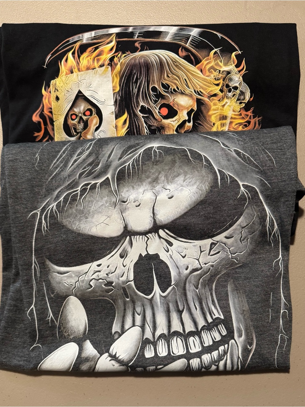 2 pc Men's Skull Graphic Black & Gray Shirts Size Large